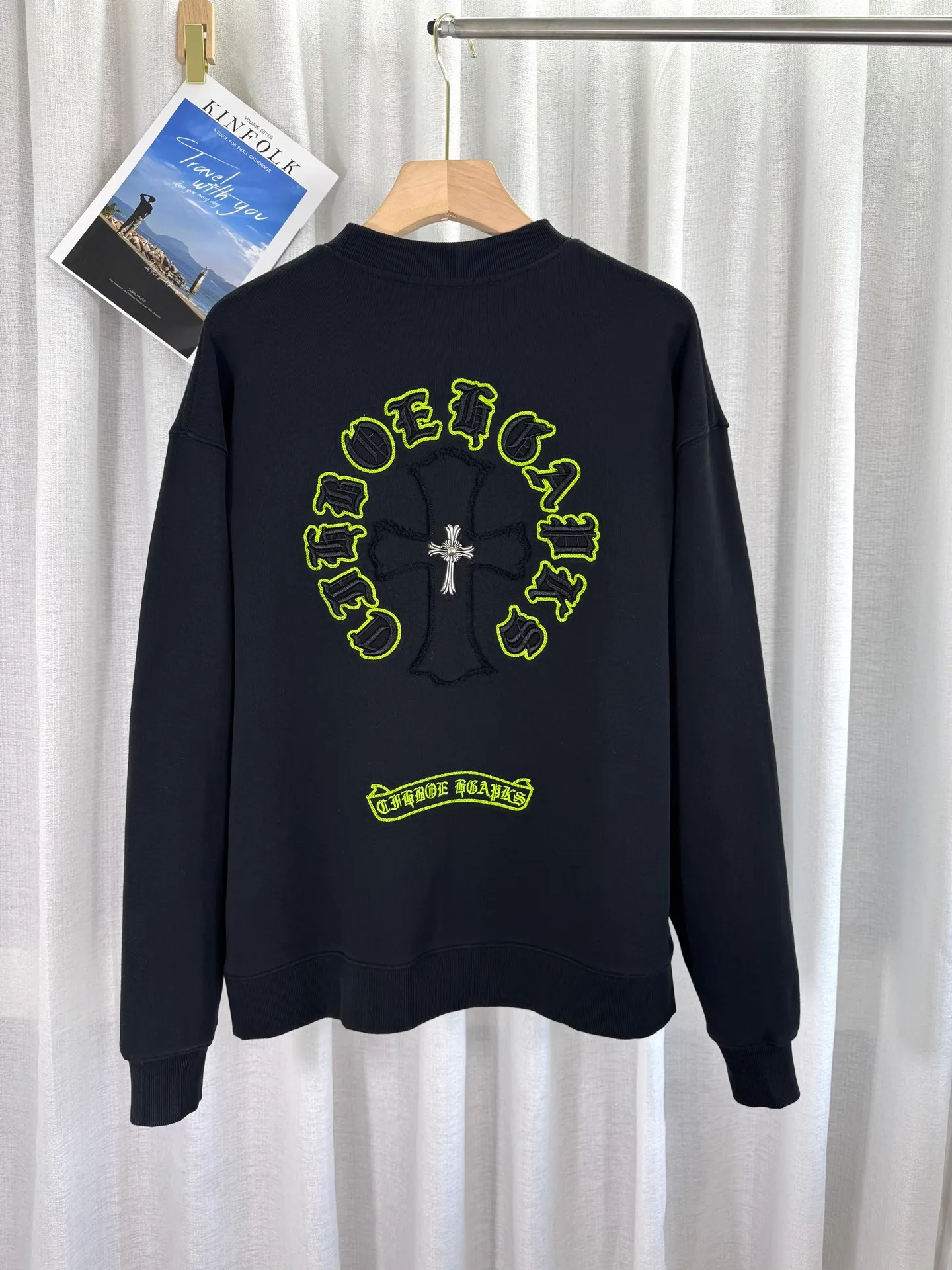 P260 top version, real shot without P, ​​different from market currency) 𝗖𝗵𝗿𝗼𝗺𝗲 𝗛𝗲𝗮𝗿𝘁𝘀/Cro Heart 2025 patch embroidery autumn and winter new original single counter American laser burnt 3D three-dimensional color embroidery couple casual sweatshirt 👑The highest version! Customized fabric 400g tripe terry fabric! American acid-washed and distressed original fabric laser burnt ✟appliqué embroidery and exquisite embroidery of letters! The best-selling model in the counter, very comfortable to wear. Accessories: original molded and authenticated collar label➕100% silk wash label. Genuine purchase-grade original hangtag��matching hanging rope➕3D hanging beads➕original packaging bag. Craftsmanship: The original version has consistent wiring! The highest version of the armhole matching technique! Color: White Black Size: S M L XL Style Number: 25-312